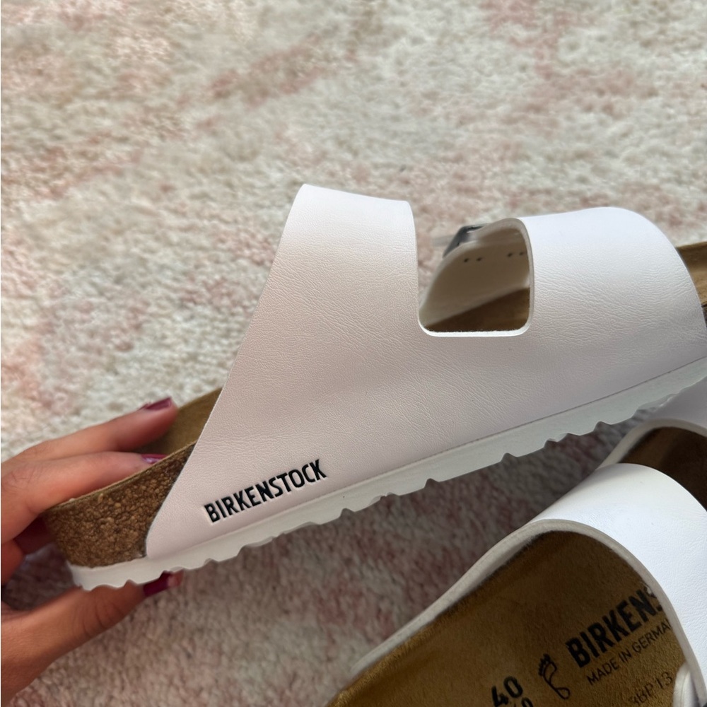 Women’s Birkenstock Arizona Sandals size 9 in white- Never Worn/ Brand New - Picture 2 of 4